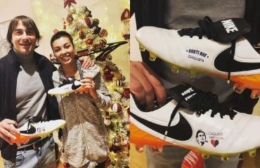 Daniele Conti regala le scarpe della sua partita di addio a Claudia Nainngolan per la sua asta benefica