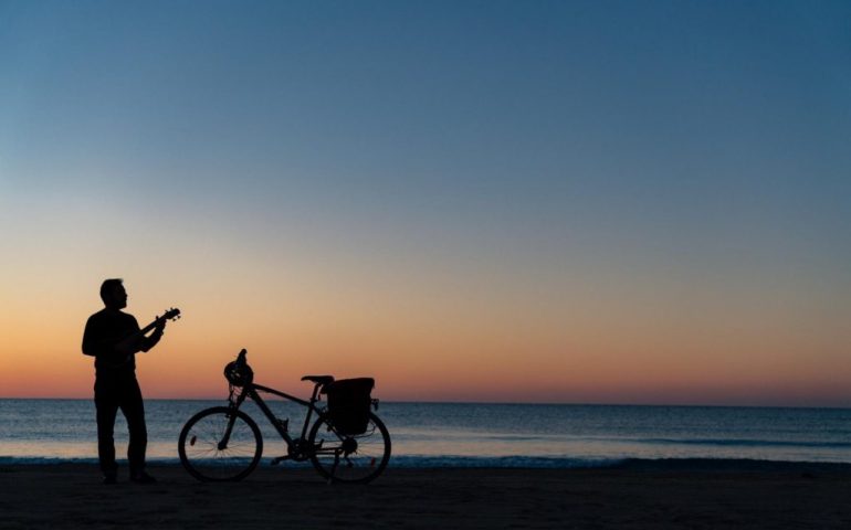 Domani a Cagliari si conclude il tour dei 377 comuni della Sardegna del musicista girovago Sebastiano Dessanay