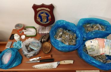 droga e oggetti sequestrati