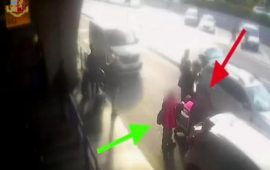 Un frame del video diffuso dalla Polizia di Stato sull'aggressione da parte di un tassista a Fiumicino