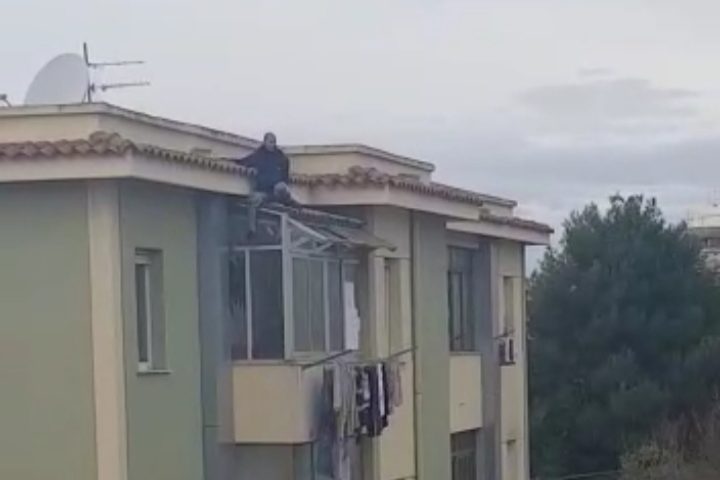 (Video) Cagliari, braccato dalla polizia tenta la fuga calandosi dal tetto, ma precipita sfondando una tettoia