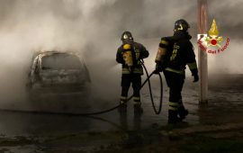 Auto in fiamme ad Assemini