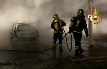 Auto in fiamme ad Assemini