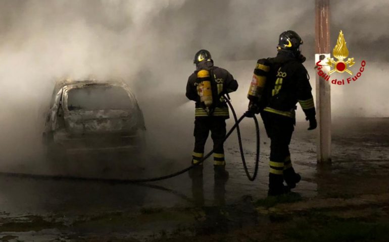 Auto in fiamme ad Assemini