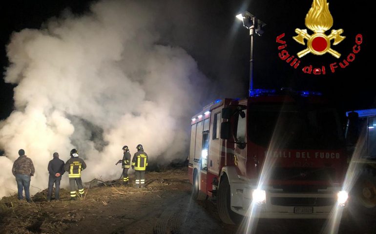 Lula, incendio di legname lungo la sp 73: Vigili del fuoco impegnati per 5 ore