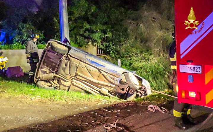 incidente a Oristano: l'auto finisce nel canale