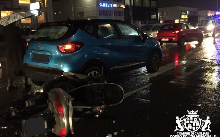 Incidente a Cagliari, scooter finisce sotto un’auto in viale Marconi