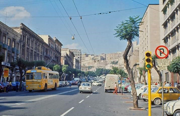 La Cagliari che non c’è più: il Largo nel 1976, le giovani Jacarande e il filobus giallo
