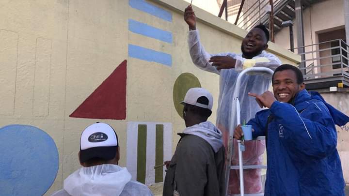 9 giovani immigrati realizzano un murale a Cagliari