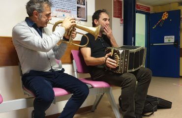Paolo Fresu e Daniele di Bonaventura in concerto all'ospedale di Perugia _ foto di Simona Panzolini