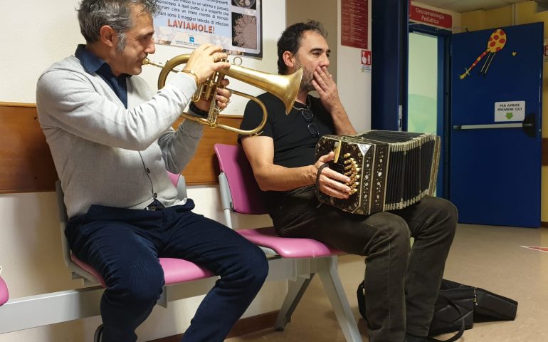 Paolo Fresu e Daniele di Bonaventura in concerto all'ospedale di Perugia _ foto di Simona Panzolini