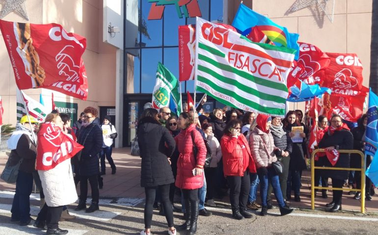 (VIDEO) La rabbia dei lavoratori ex Auchan: “Vogliamo risposte chiare”