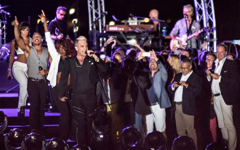 Robbie Williams attacca la Sardegna: “Troppo cara, anche per me”