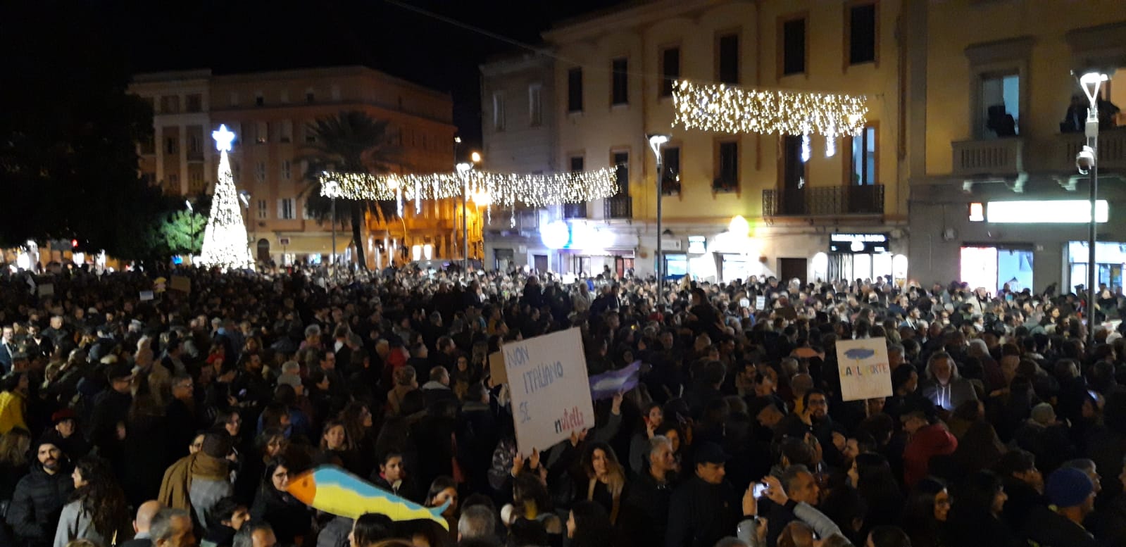 panoramica manifestazione sardine piazza garibaldi cagliari