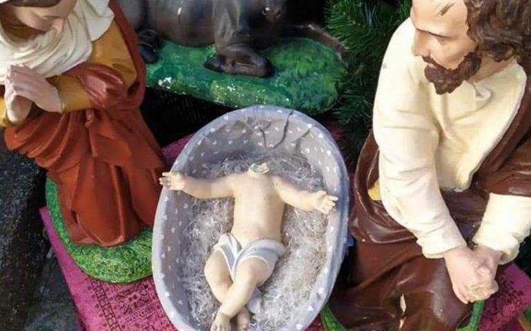 Immagine del presepe di Arbus danneggiato da teppisti.