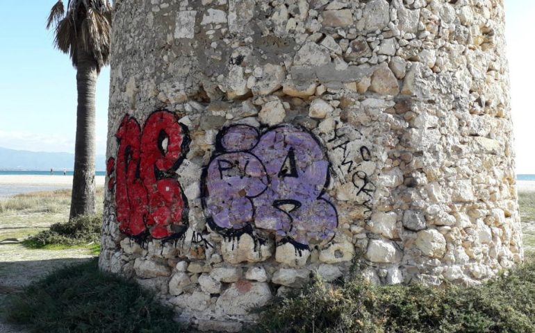 La foto: le scritte sulla Torre Spagnola ormai sono antiche, le tutelerà la soprintendenza?