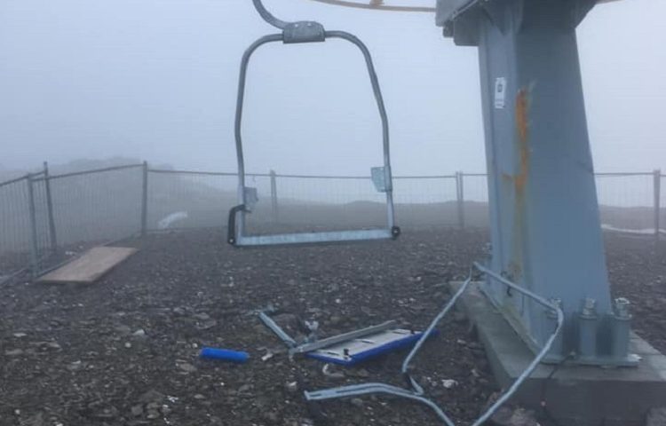 Vandali in azione: gravi danni alla seggiovia del Bruncu Spina. Parla la sindaca Falconi: «Vile distruttore»