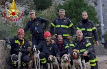 I vigili del fuoco salvano cinque cani da caccia finiti in un dirupo a Buggerru