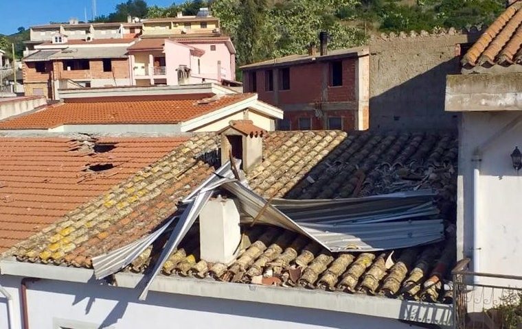 Villaputzu: la copertura di un tetto si stacca per il vento e finisce su altri edifici