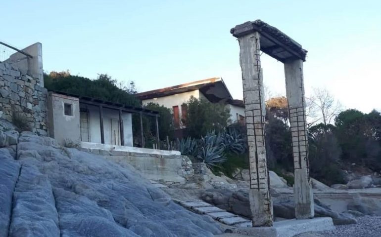 Abbattuto eco-mostro nella spiaggia di Bari Sardo. Era lì dagli anni ’50