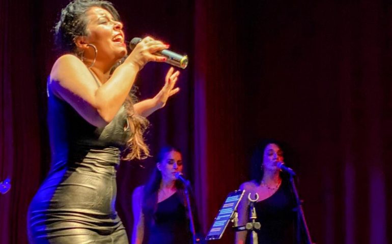 MaNul: la cantante cagliaritana che dialoga musicalmente con  Amy Winehouse
