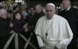 Papa Francesco strattonato da fedele