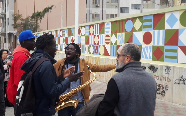 (VIDEO) “Todomondo”, il murale realizzato dai migranti in omaggio a Cagliari
