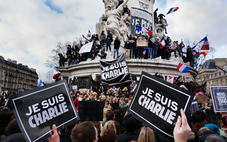 Una manifestazione a Parigi in solidarietà con Charlie Hebdo - Foto di Olivier Ortelpa