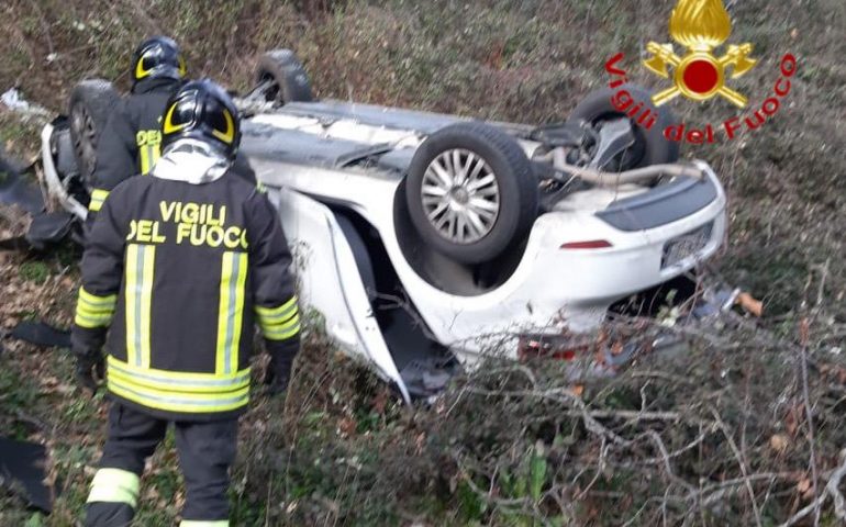 Desulo, auto esce fuori strada e si capovolge: 46enne trasportato in elicottero all’ospedale