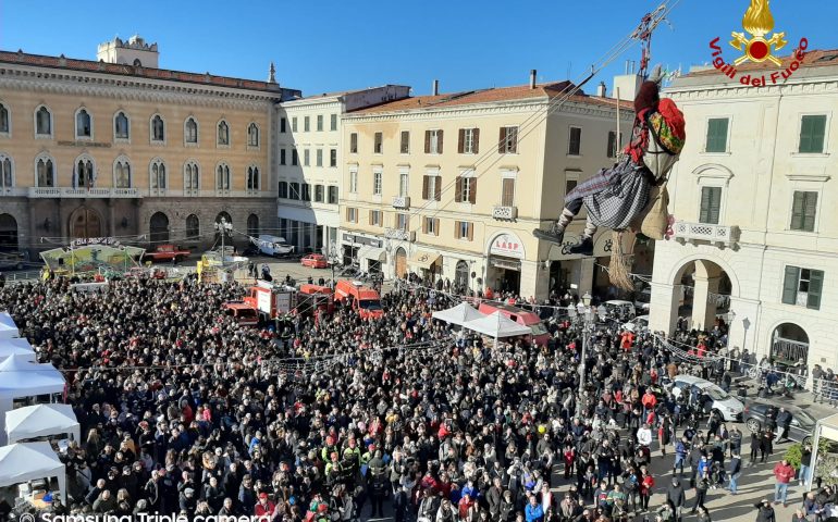 La foto: a Sassari tutti col naso all’insù, ecco la Befana