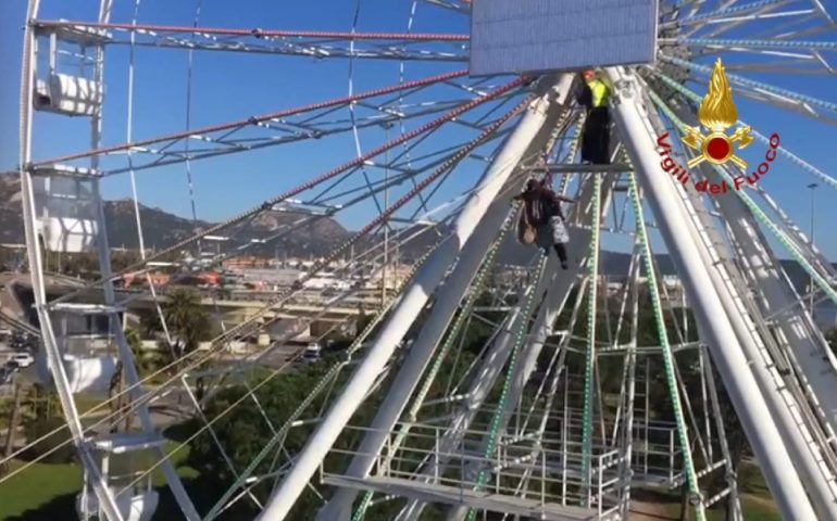 (Video) Olbia: la Befana non vola tra i tetti ma viene giù dalla ruota panoramica