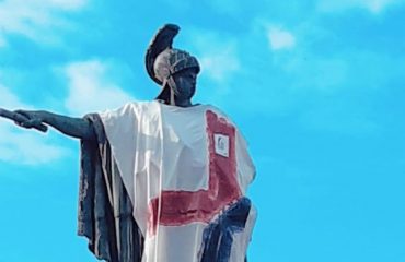 Carlo Felice con la maglia dei 100 anni del Cagliari