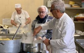 Lo chef 5 stelle Michelin Igles Corelli alla mensa della Caritas di viale Fra Ignazio - Foto T-Hotel Facebook
