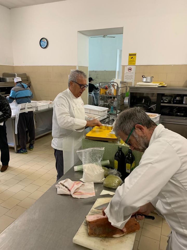 Lo chef 5 stelle Michelin Igles Corelli alla mensa della Caritas di viale Fra Ignazio - Foto T-Hotel Facebook