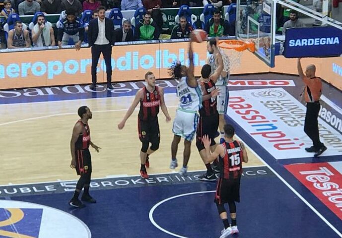 La Dinamo suda le proverbiali sette camicie ma alla fine supera Varese 93-87