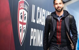 Le divise del Cagliari firmate da Antonio Marras - Faragò