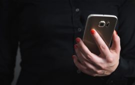 Una donna usa lo smartphone - Repertorio