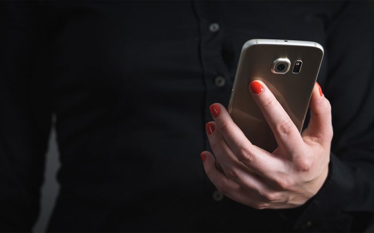 Una donna usa lo smartphone - Repertorio