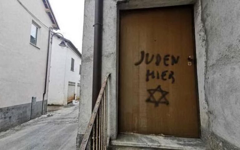 In provincia di Cuneo scritte razziste contro gli ebrei sulla porta di una casa