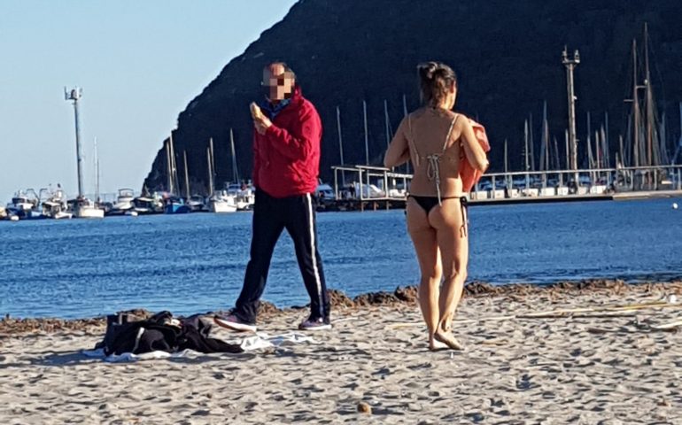 La foto: Il nuovo anno si festeggia col bagno al Poetto