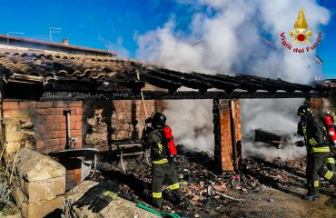 Incendio a Narcao spento dai Vigili del fuoco