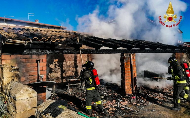 Incendio a Narcao spento dai Vigili del fuoco