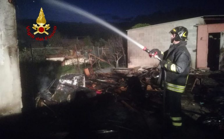 Selargius: incendio in un casolare, i Vigili del Fuoco salvano 5 cani