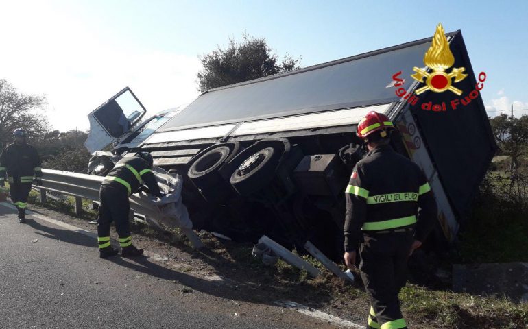 Incidente sulla 131: tir carico di vino si ribalta, bloccato il traffico