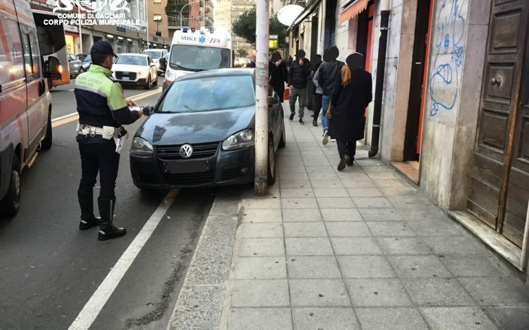 Cagliari, parcheggia l’auto e va via. Ma il mezzo si muove e travolge tre pedoni