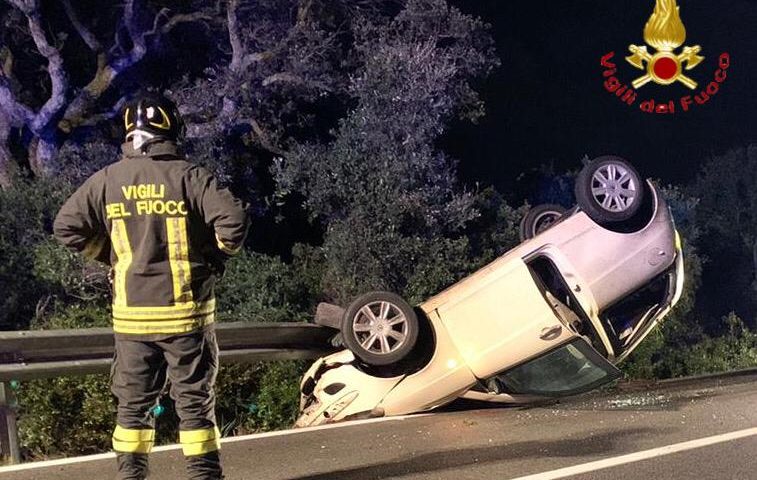 Fuori strada per evitare una volpe, si ribalta sulla cunetta: grosso spavento per una 31enne