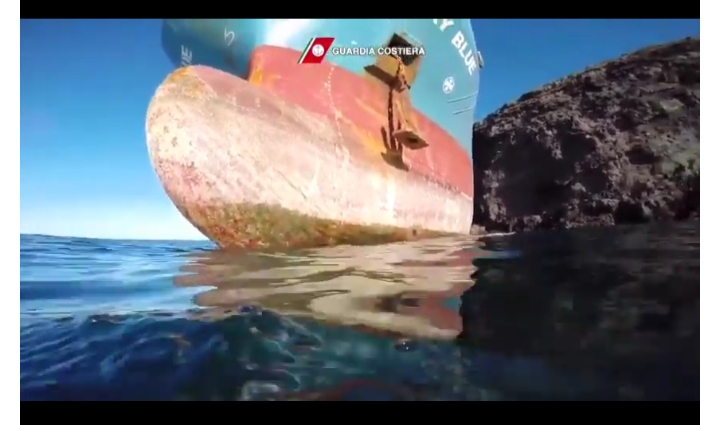 (Video) Sant’Antioco: cargo incagliato, sospeso il recupero degli idrocarburi per il maltempo