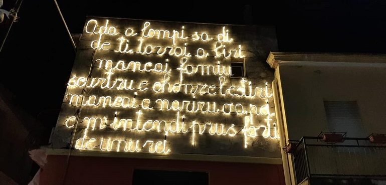 “Mi illumino di poesia”, a Tortolì i versi di poeti e scrittori sardi brillano nel buio