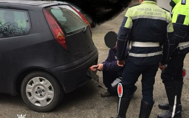 Cagliari: girava senza assicurazione e con una targa alterata, denunciato