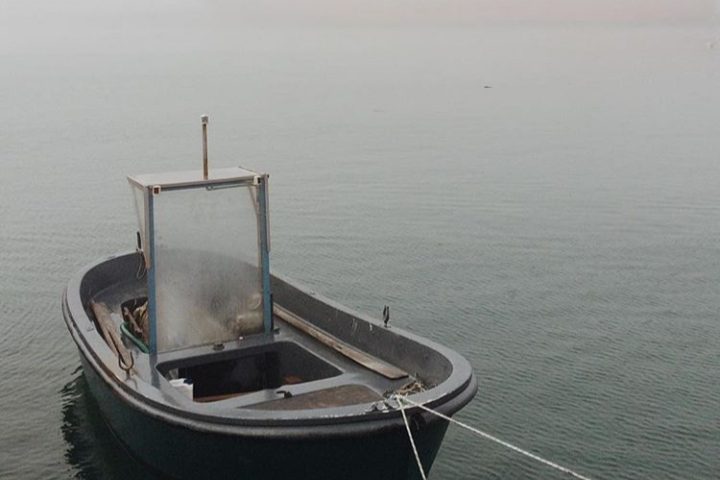 La foto: il porto di Cagliari avvolto dalla nebbia, un paesaggio insolito per la città